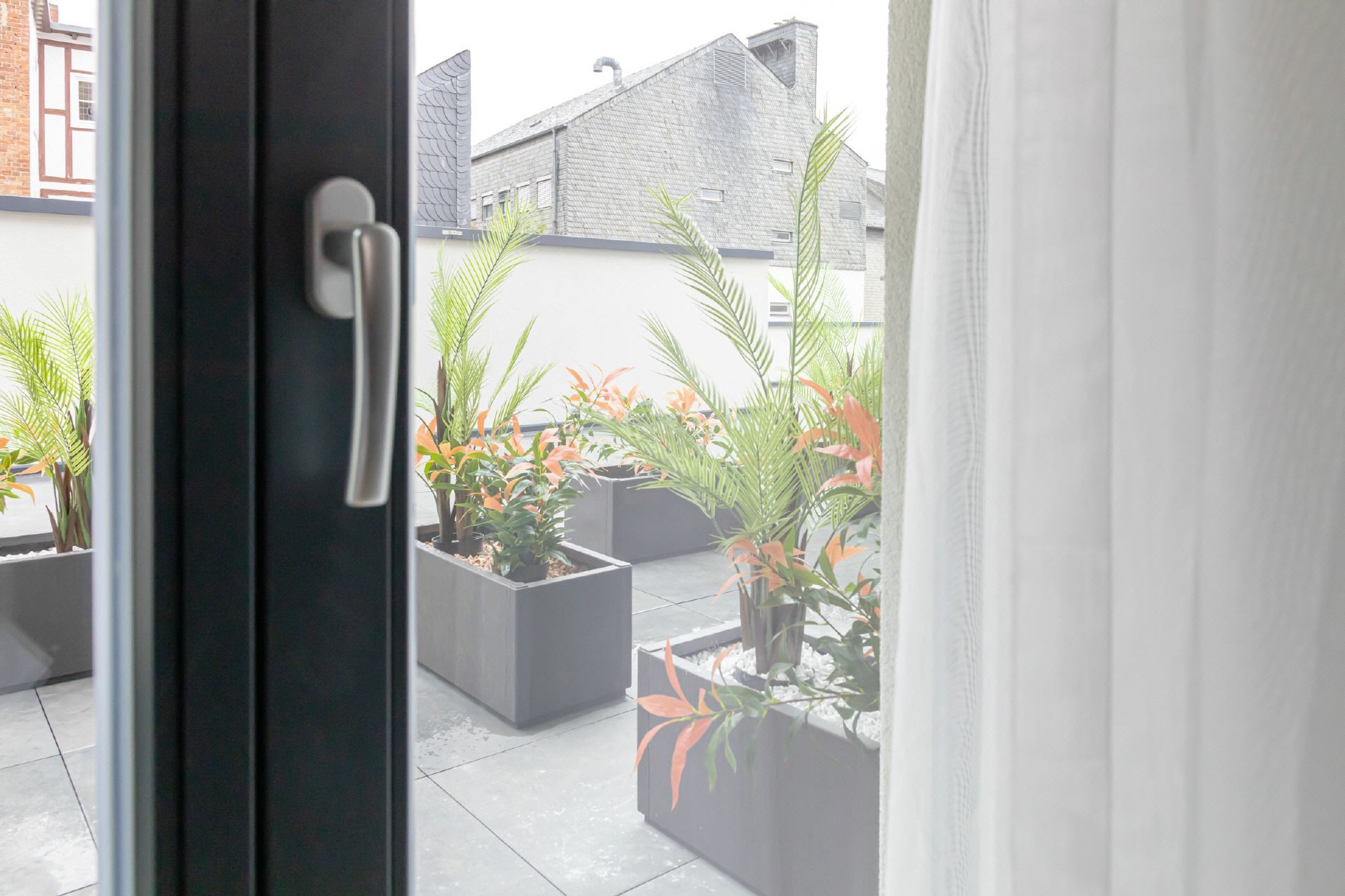z.T. mit Terrasse